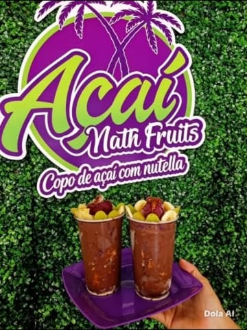 Dois copos de açaí com Nutella e frutas por cima, servidos numa bandeja roxa
